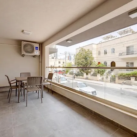 Modern Steps To St George's Bay Appartement