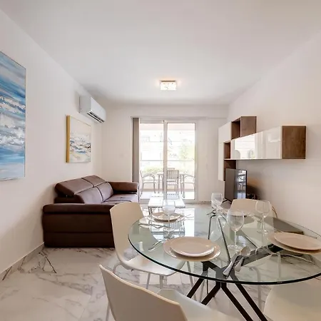 Modern Steps To St George's Bay Appartement