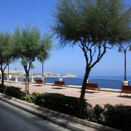 Modern Steps To St George's Bay Lägenhet