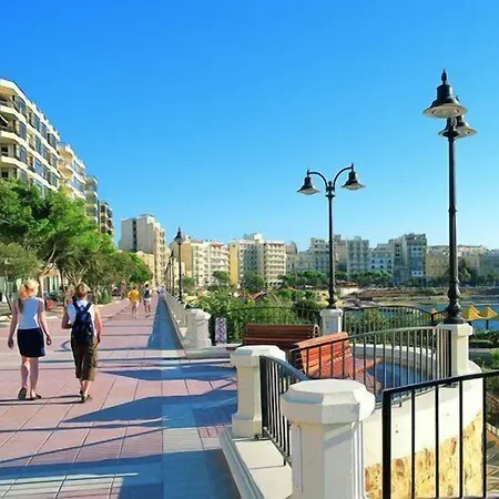 Modern Steps To St George's Bay شقة